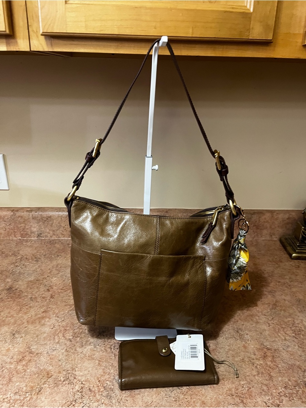 Hobo International Classic Brown Leather Shoulder Bag with Matching Wallet - Picture 4 of 12